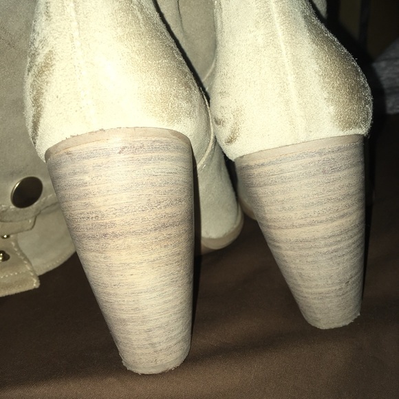 Boots - Picture 3 of 8